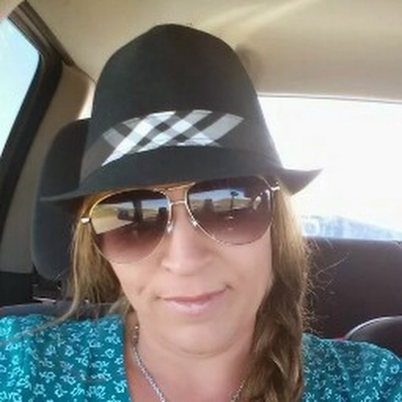 Meet your Posher, Laura - Picture 1 of 1